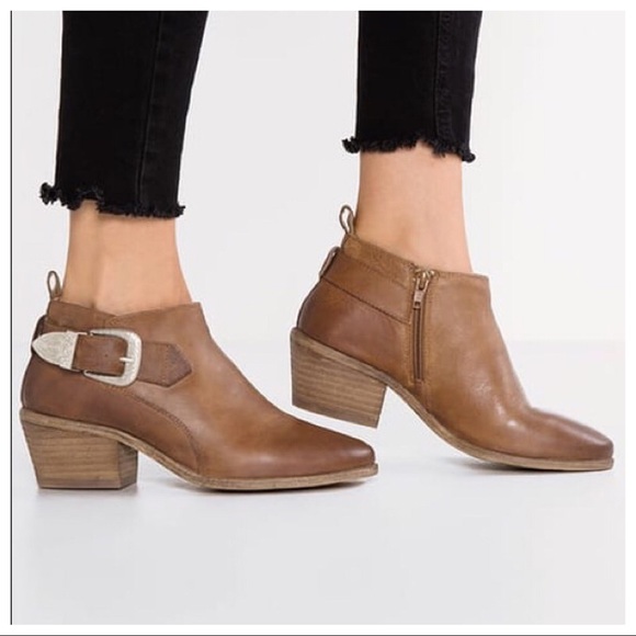 Steve Madden Bradi Cognac Block Heel Booties 10